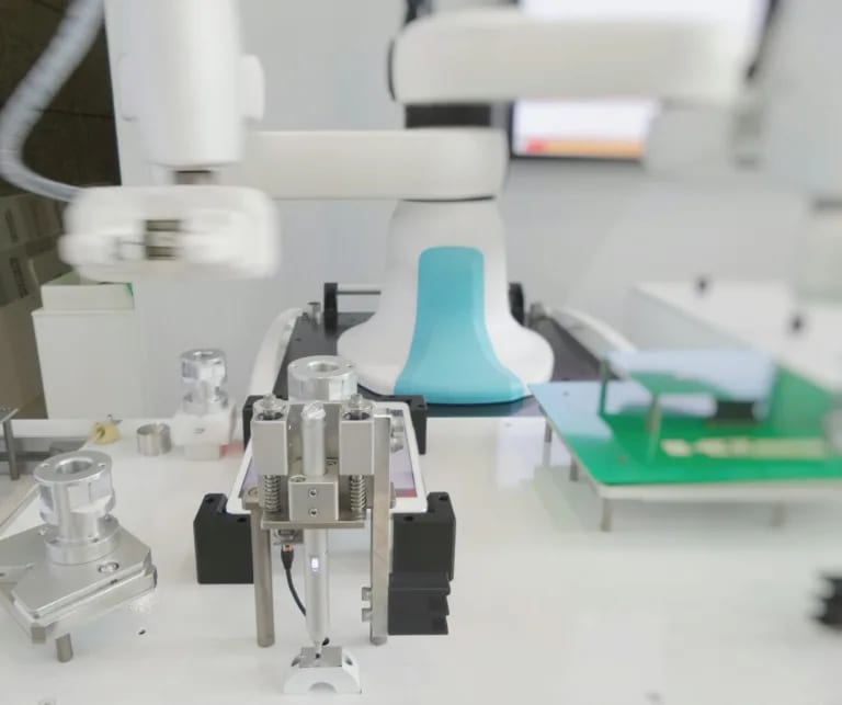 Robot przemysłowy w zakładzie produkcyjnym