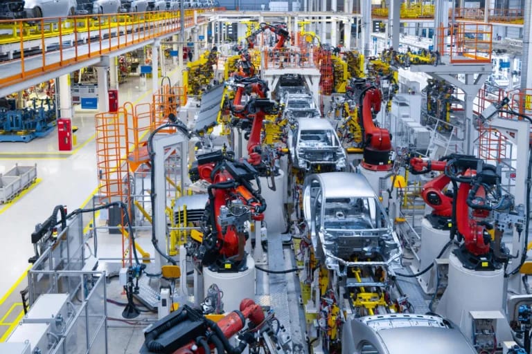 Zautomatyzowana linia produkcyjna samochodów z robotami przemysłowymi